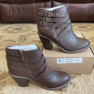 NIB Journee Collection Women’s Ankle Boot Size 6 1/2 Brown Strappy Bootie Zip
